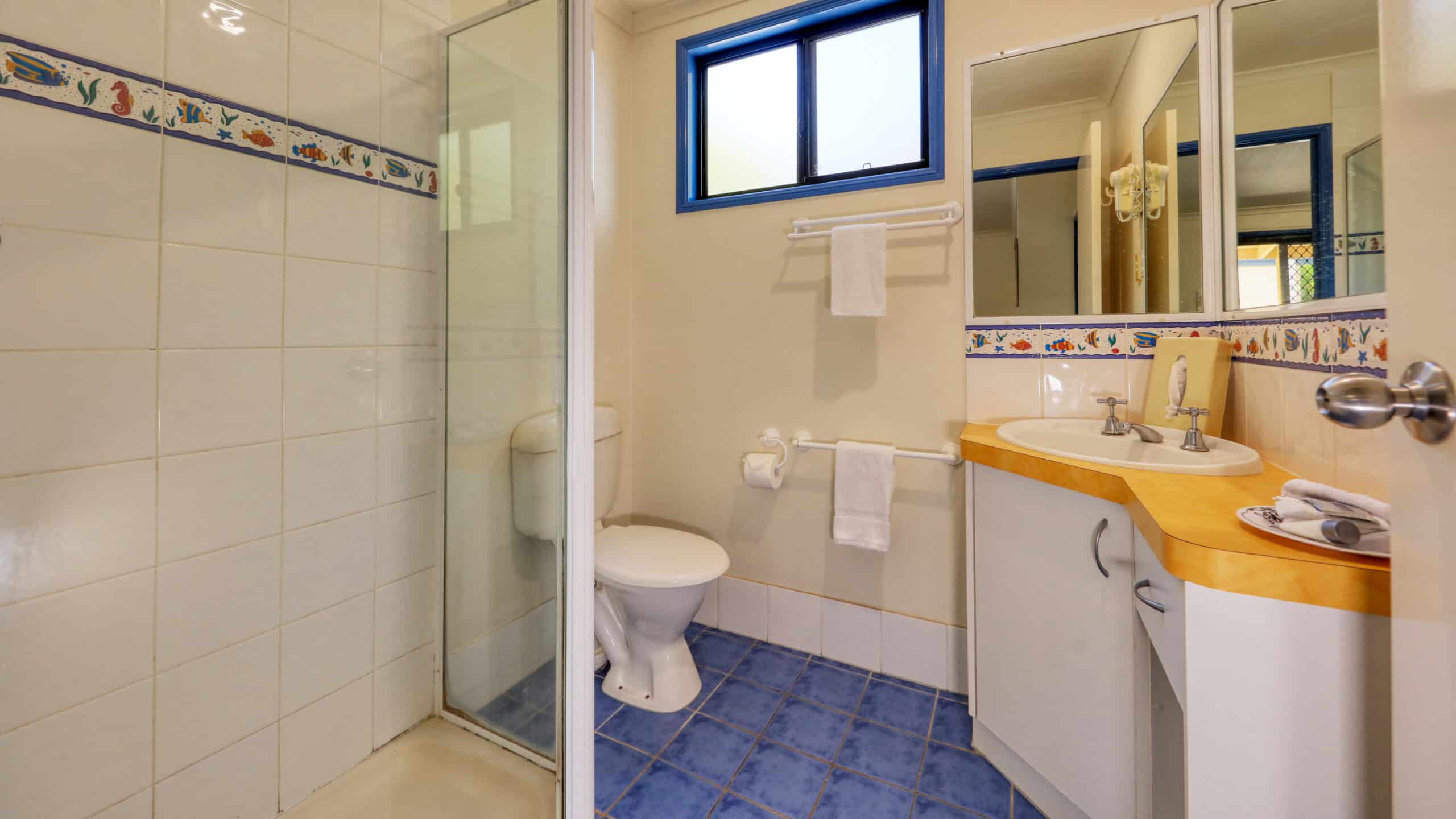 The bathroom of a Chalet at Rainbow Beach Holiday Village
